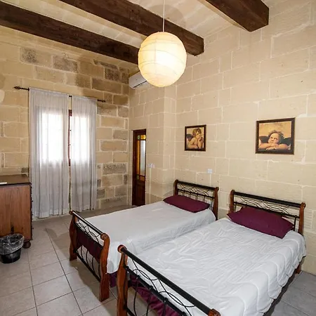 Case de vacanță 4 Bedroom With Private Pool Xewkija