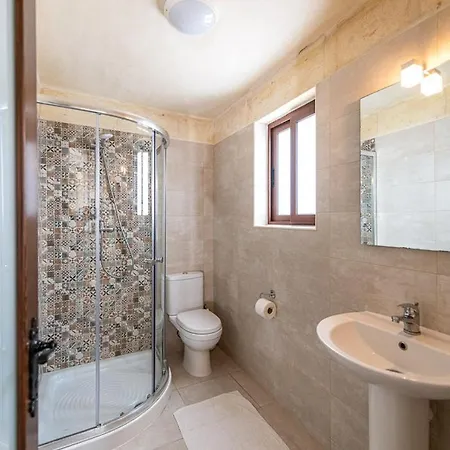 4 Bedroom With Private Pool *