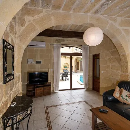 4 Bedroom With Private Pool Сasa de vacaciones Xewkija